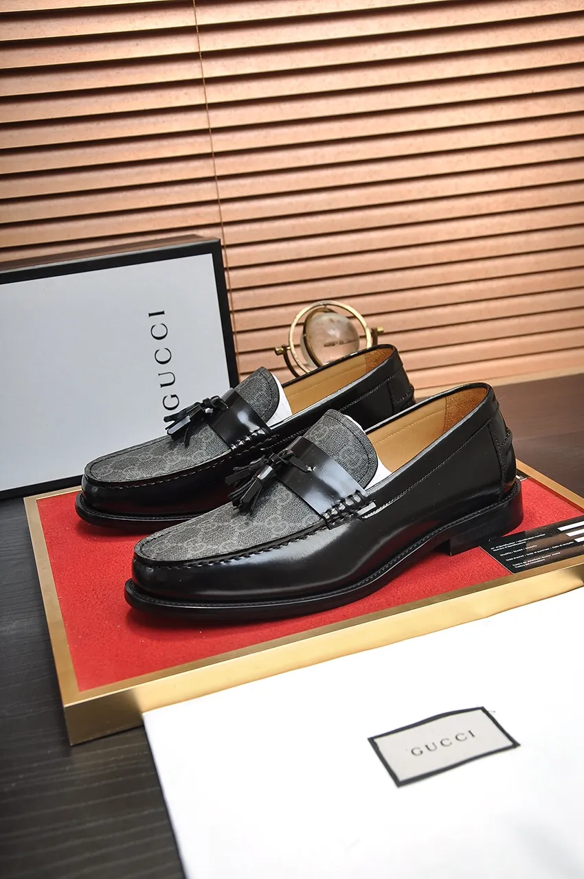 Men's shoes💰560💶Italy's top luxury men's shoe giant (GUCCI) (Gucci) (full cowhide lining) new arrival🍃Original European style🔰 Pleasant to the eye😍In order to make the shoes more durable and non-deformable🌀The production continues to follow traditional methods but there is still no lack of innovation💪Choose original sheepskin for the leather♻️ Smooth and natural And extra bright ⭐Made of imported cowhide, the first choice of rich people 38-45 (45 customized)